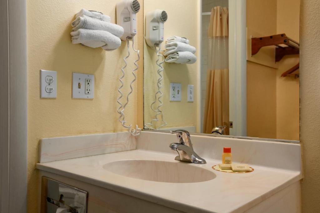 Queen Room with Two Queen Beds - Disability Access/Non-Smoking,1280447356:JPEG